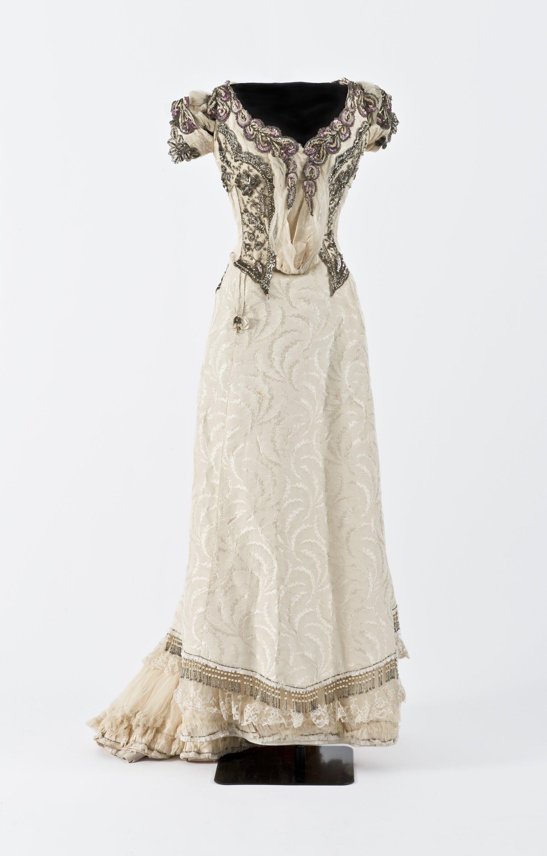 Ladies_Ball_Dress_Scotland_1892-1901_skirt_and_Bodice